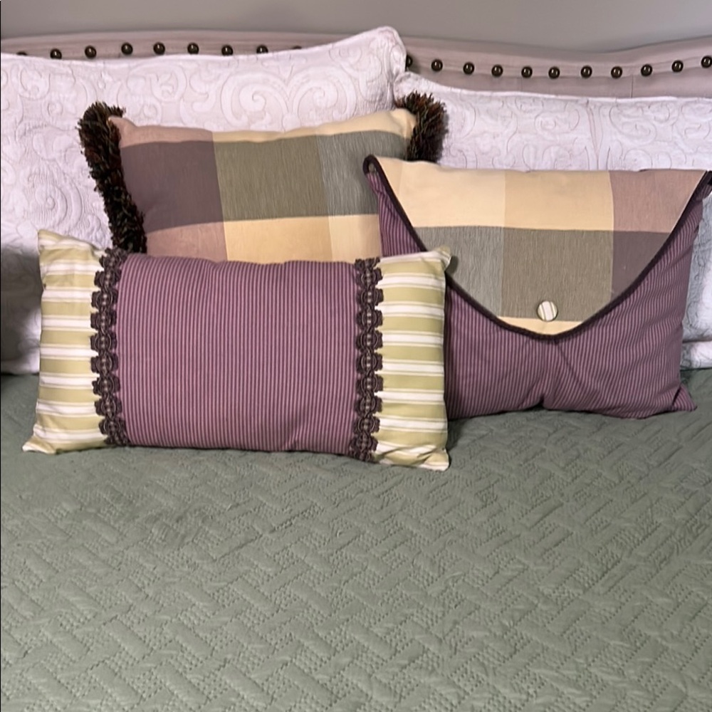 Set the f 3 Purple and sage Decorative Pillow Set